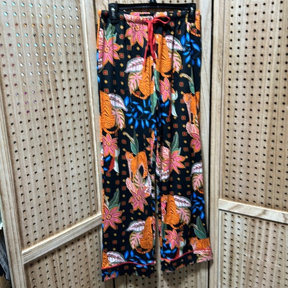 New with tags Room Service tiger floral Womens’ Shawl Collar PJ Set, nwt - Picture 9 of 10
